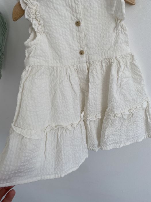 Sukienka kremowa lindex 68 teksturowana falbanki jak newbie