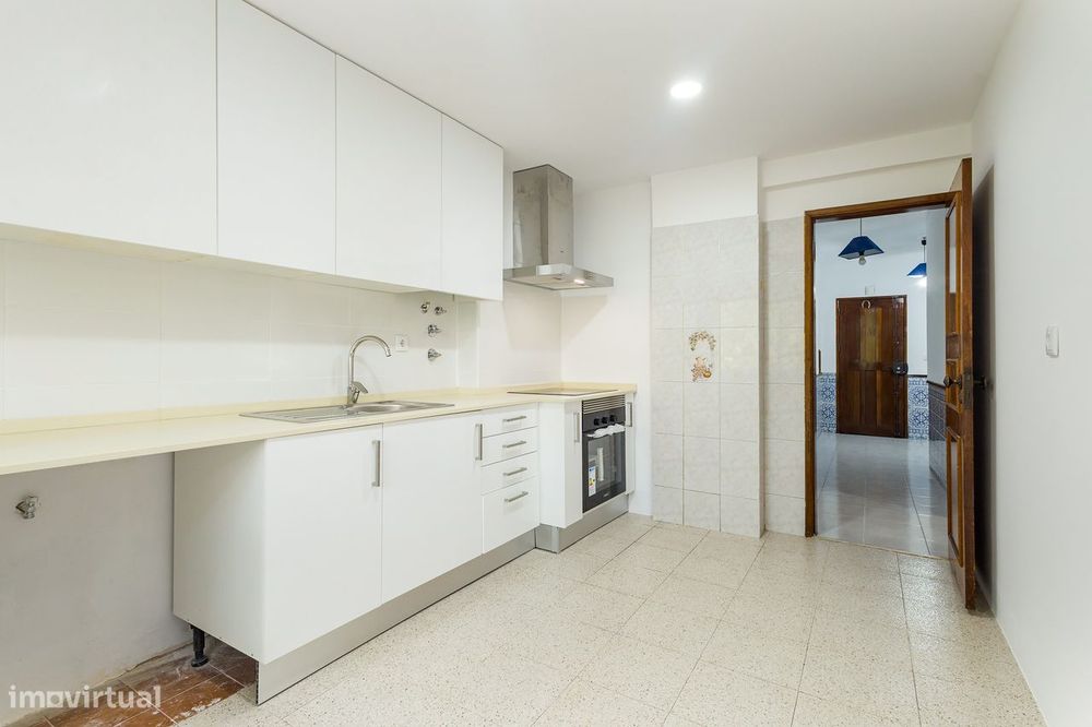 Apartamento T2 para Arrendamento | Largo Padre Américo, Massamá