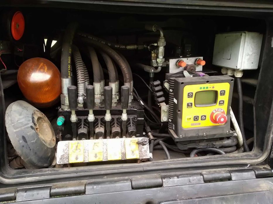 Напівпричіп PANAV з маніпулятором FASSI F235 на 6,5 т. і 8,3 м довжини