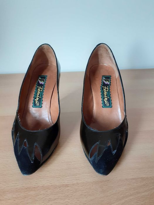 Sapatos de salto médio agulha de camurça e verniz negro