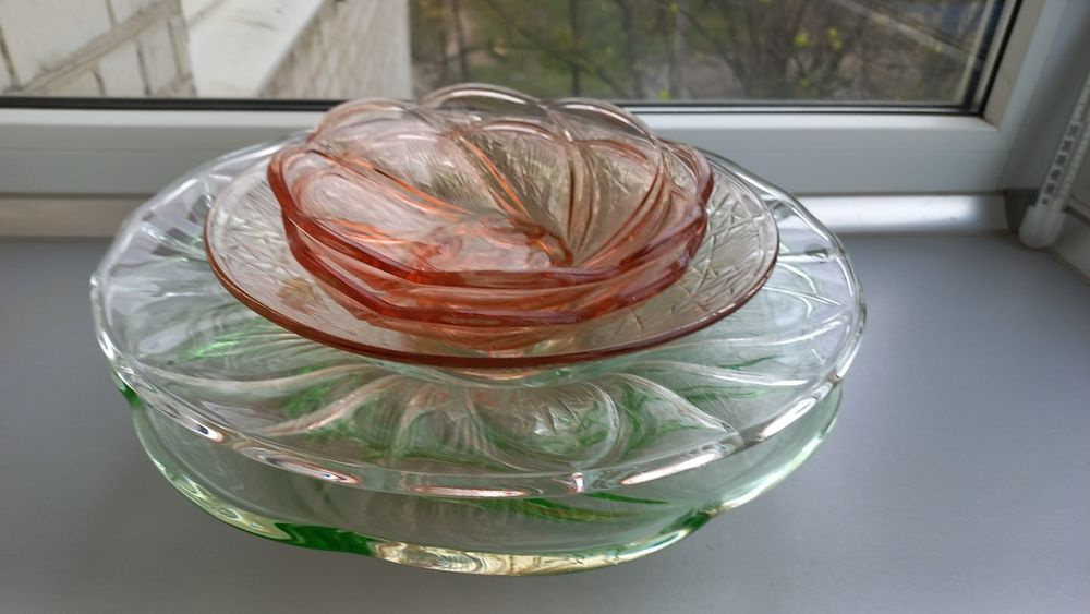 Остатки стеклянной  посуды  70 - х годов