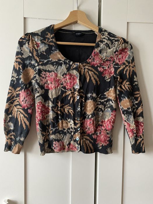 Jedwabny sweter na guziki krótki kardigan w kwiaty Hobbs