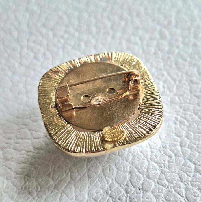 Cudna perlowa logowana broszka