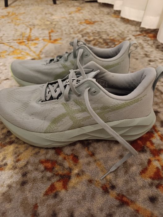 Asics novablast 5 42,5 rozm