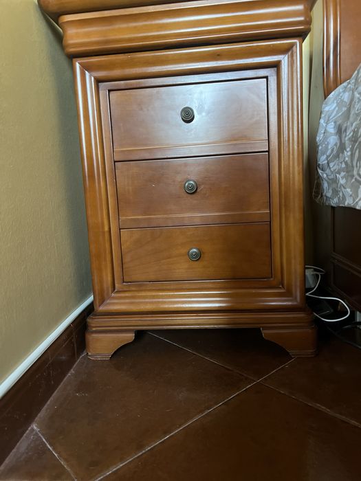 Mesas de cabeceira em cerejeira maciça, modelo Luis Filipe