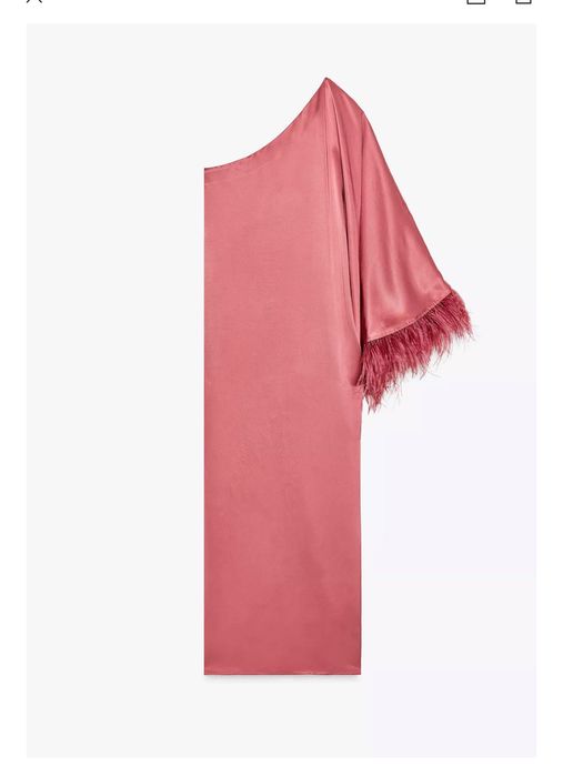 Vestido de manga comprida com decote assimétrico e detalhes em penas L