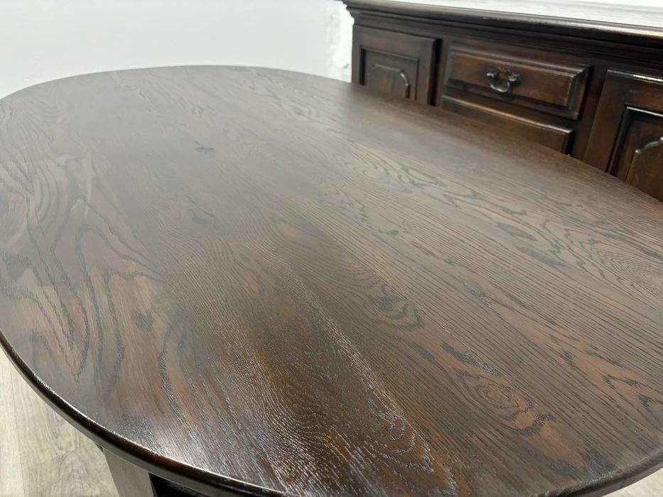 Stylowy ciemny komplet stołu z krzesłami