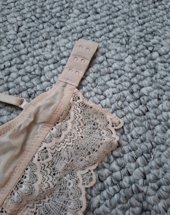 Piekny biustonosz stanik 75 B h&m koronka pudrowy róż