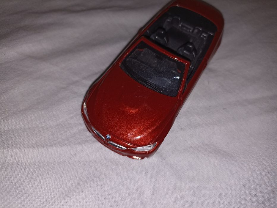 Model BMW M4 cabrio 1:43 z kolekcji Shell