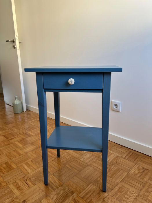 Mesa de cabeceira IKEA HEMNES azul com puxador ZARA HOME