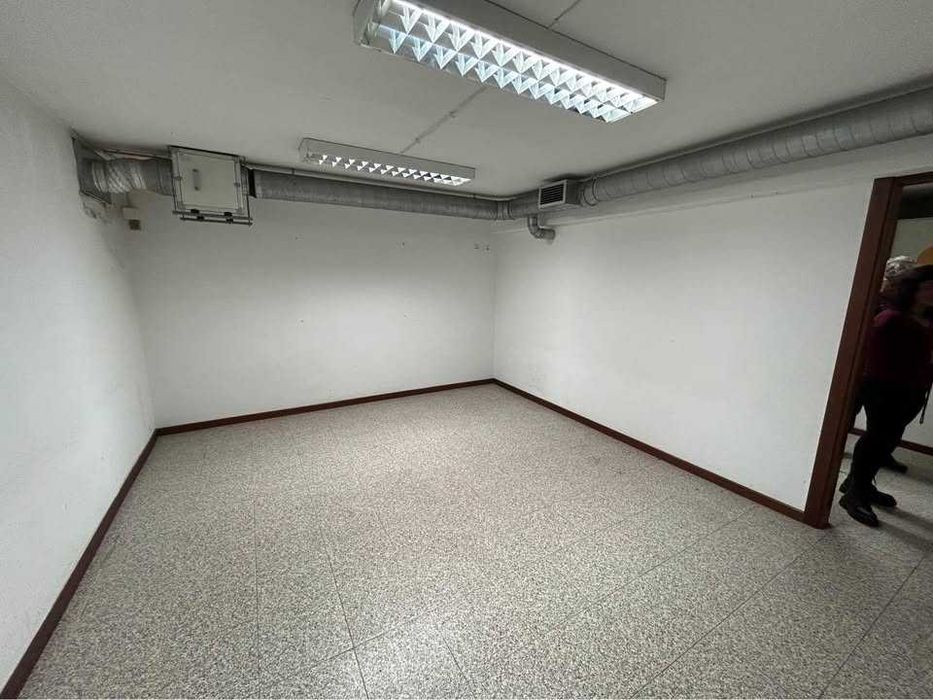 Arrenda-se garagem/armazém/escritório/centro de estudos. 110 m2. Feijó, Almada. 630 €/mês