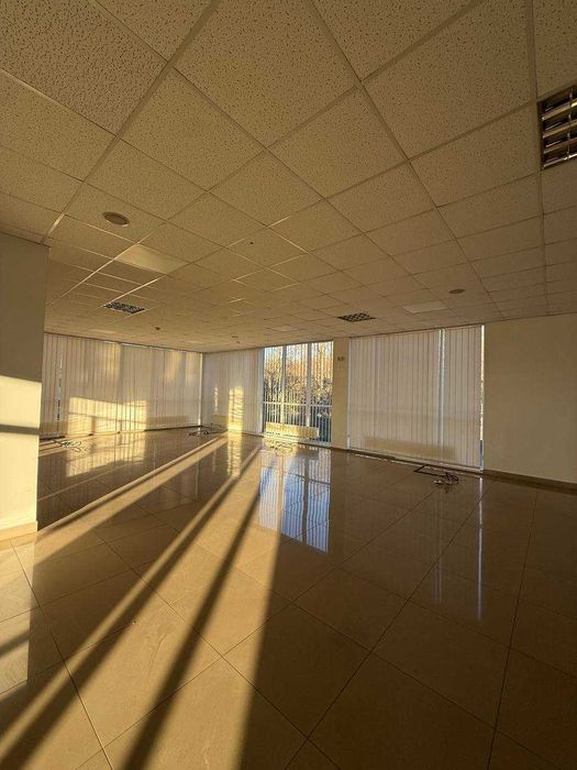 Офіс з виглядом на парк. Своя парковка, 800 долларів за м.кв.