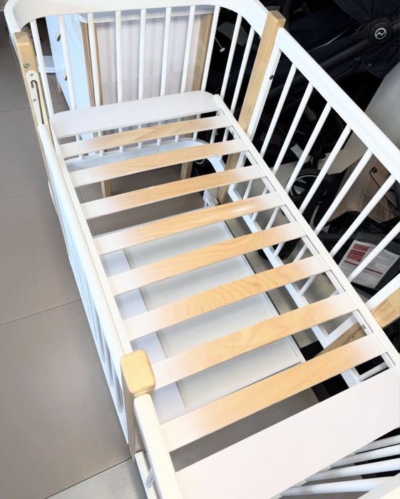 Дитяча кроватка з маятником