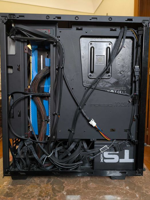Vendo PC para reparação, com hardware em bom estado.