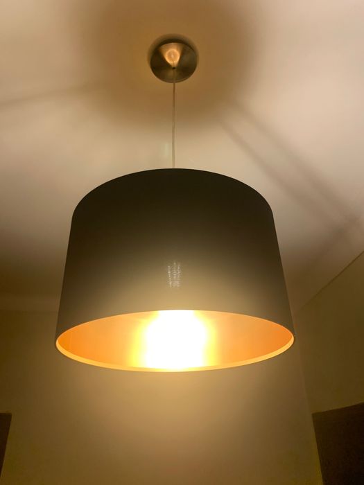 2 candeeiros de tecto pretos com interior dourado