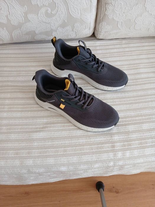 Продам кроссовки новые