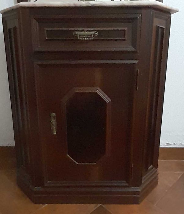 Aparador com gaveta e prateleiras