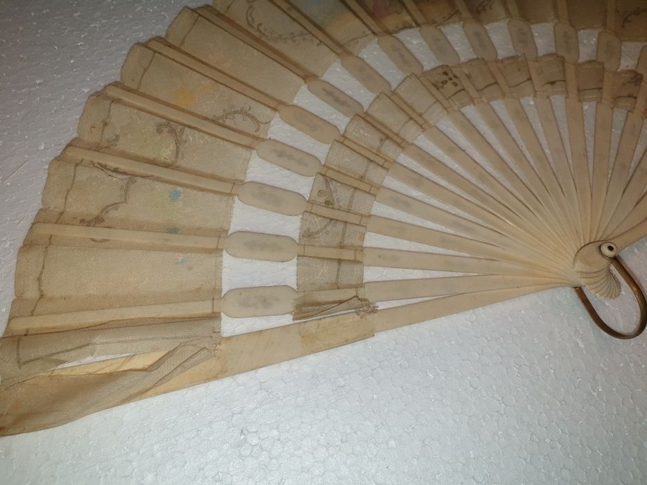 Antigo precioso leque do Sec. XIX pintado à mão - motivo romantico