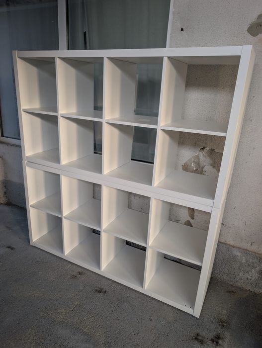 2 unidades IKEA KALLAX, cada uma com 8 compartimentos.