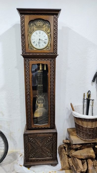 Relógio mecânico de pé alto