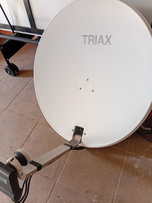 Triax супутникова офсетна антена 80×72