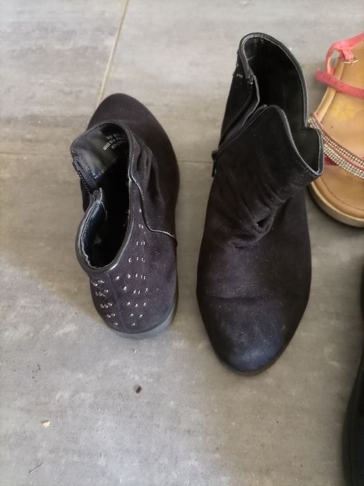 Sapatos, sapatilhas, sandálias