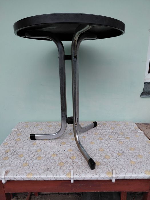 Продам столик металлический