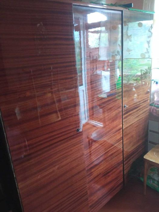 Трьохдвірна шафа із  натурального лакірованого дерева