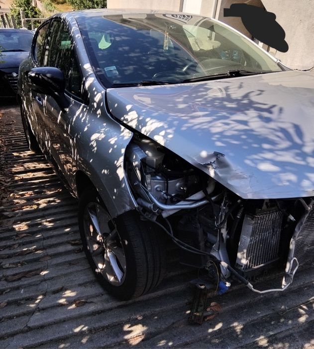 vendo  Renault Clio lv 0,9 tce nacional de 2016  acidentado salvado