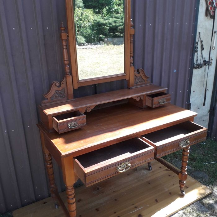 Stara , antyczna toaletka