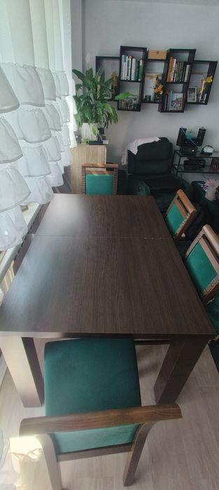 Rozkładany stół z 4 krzesłami drewnianymi