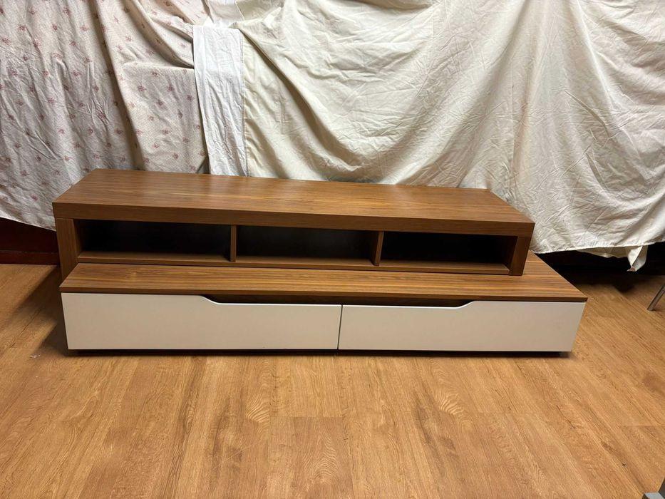 Móvel TV em MDF folha de nogueira com prateleira suspensa