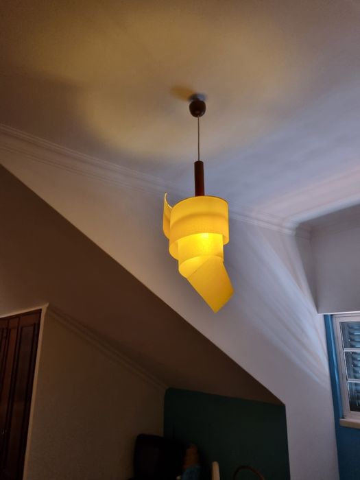 Candeeiro de teto em madeira e pano