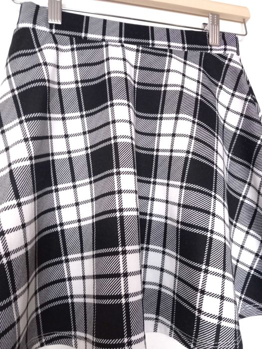 spódnica w kratę czarno białą