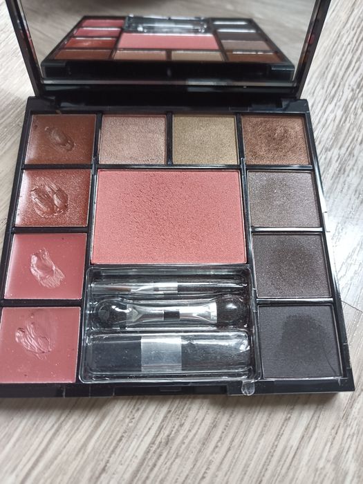 Paleta Oriflame cienie błyszczyki i róż