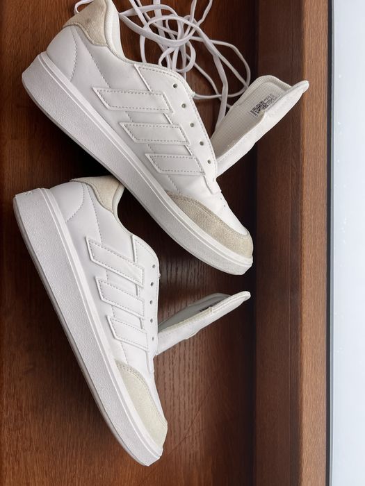 Білі шкіряні кросівки Адідас. Adidas. Courtblock