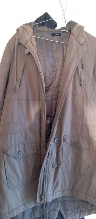 Casaco comprido com capuz verde tropa