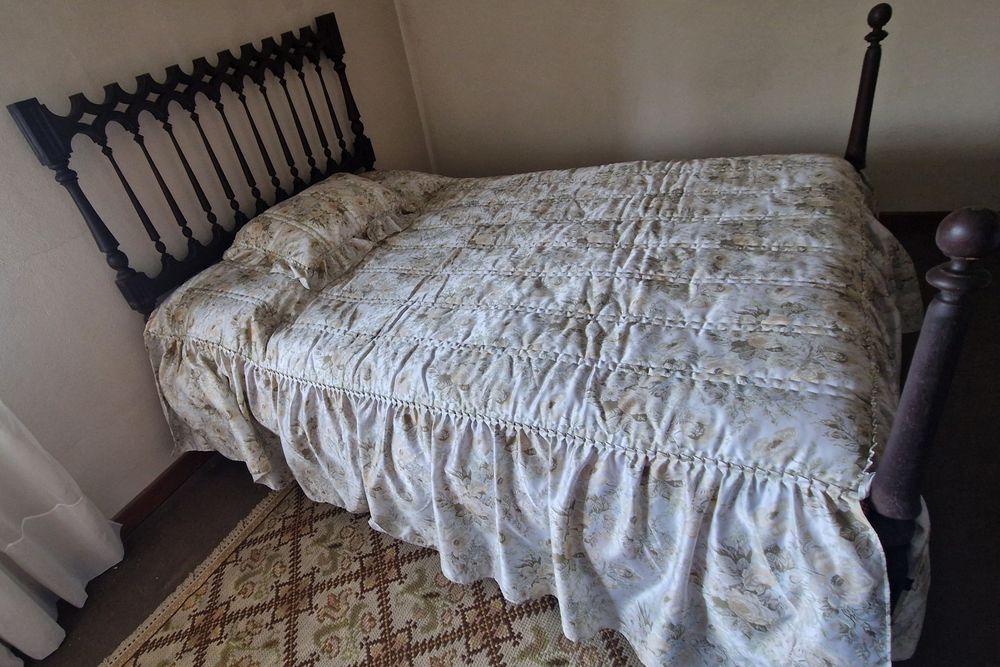 Cama Casal Antiga em Madeira Maciça + Colchão Magniflex (Excelente Estado)