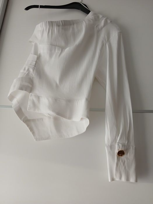 Blusa branca assimétrica