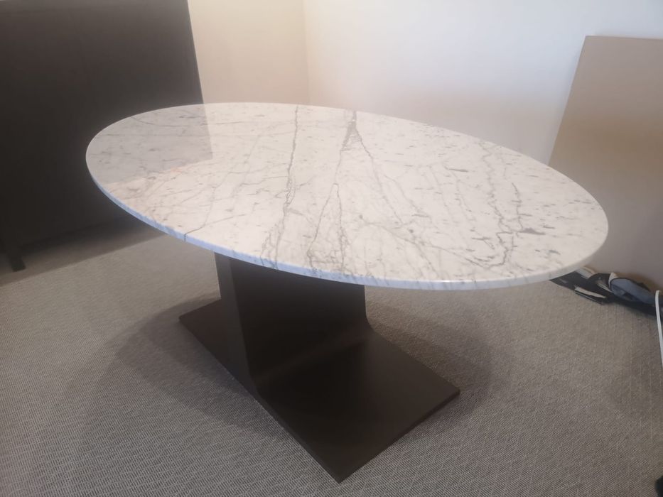 Mesa de jantar em mármore