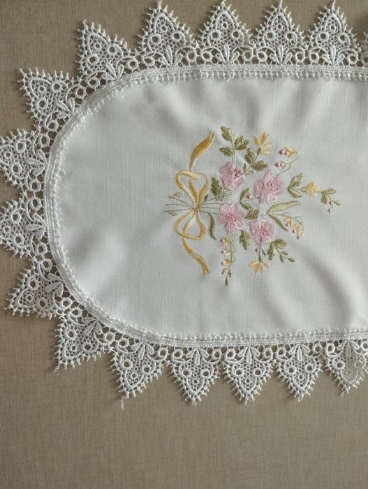 Naprons com 1,30 de comprimento,muito bonito com renda á volta.Tem nas extremidades detalhes com flores