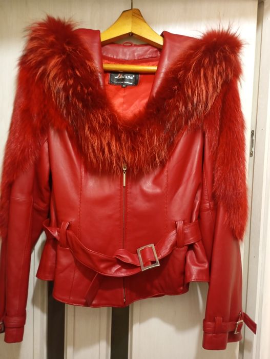 Шкіряна осіння куртка.