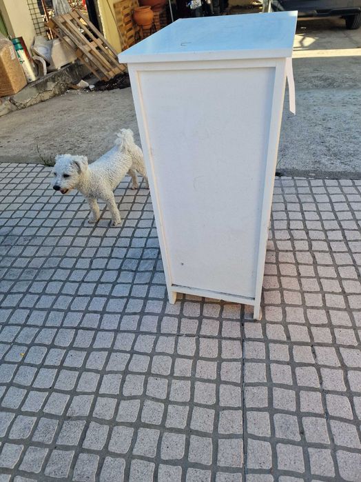 Mesa de cabeceira branca com 6 gavetas cinzentas, 42 x 32 x 77 cm