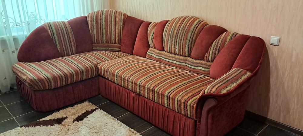 Кутовий диван-кровать з нішою доя білизни