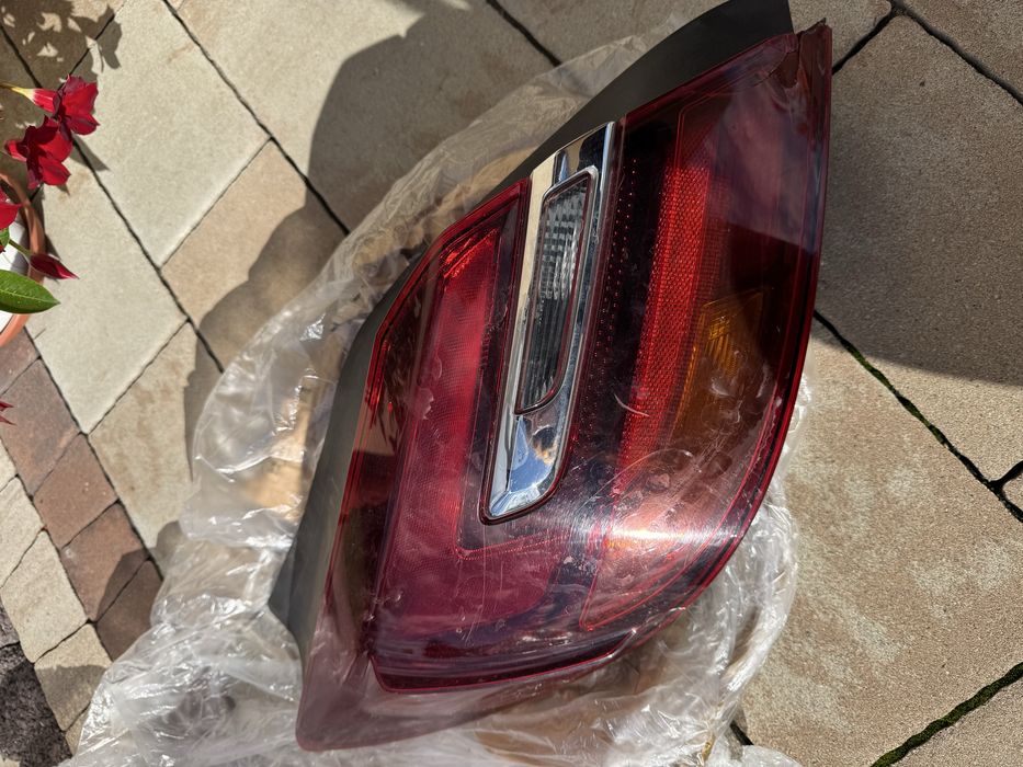 Uszkodzona lewa lampa tyl opel insignia a