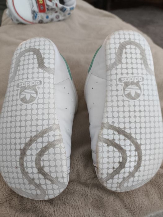 2 pares de sapatilhas para bebe