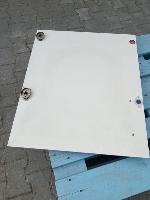 Porta de armário de cozinha branco lacada.