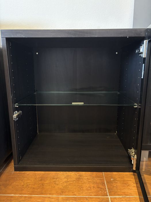 Móvel com porta de vidro