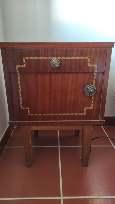 Mesas de Cabeceira Vintage Anos 80 – Elegância Retro