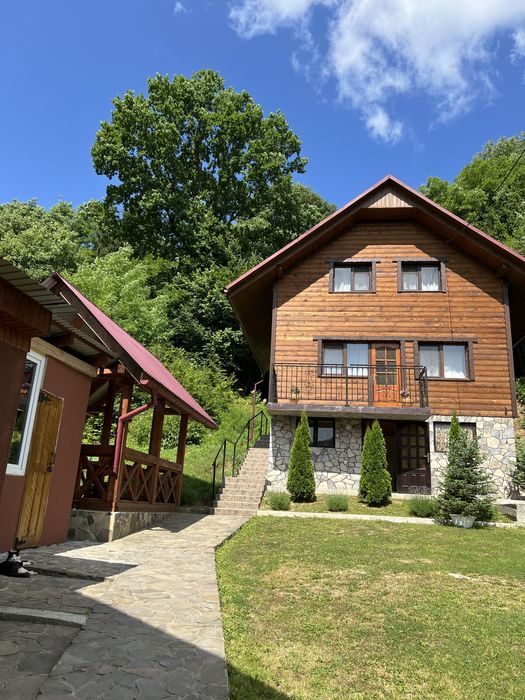 Здається будиночок. Баня і чан є на території